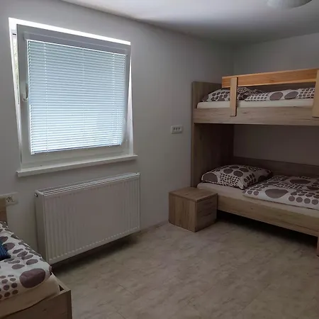 Zavetisce V Gozdu Križe